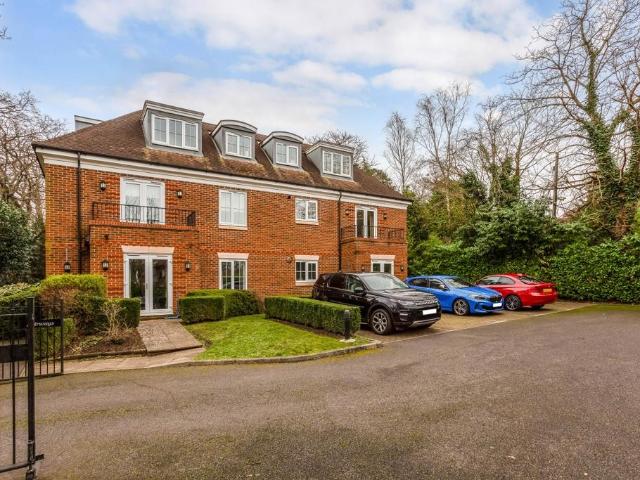 London Road, Sunningdale SL5 2 bed apartment to rent £2,000 pcm £462 pw