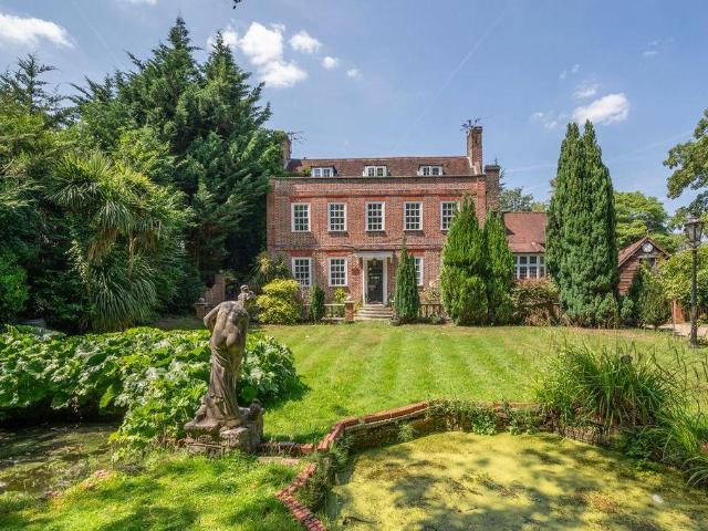 London Road, Surrey SM6 6 bed detached house to rent £4,750 pcm £1,096 pw