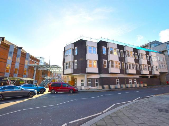 London Road, Surrey RH1 2 bed apartment to rent £1,750 pcm £404 pw