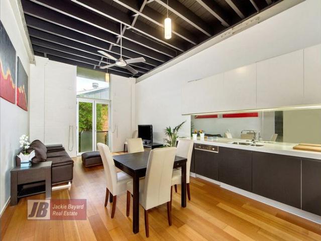 LONDON WOOLSTORE APARTMENT