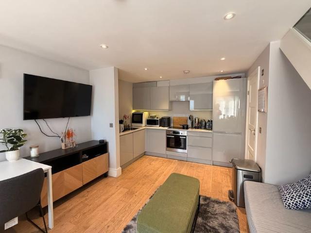 London, TW11 8HY, United Kingdom | 1 bed house for rent #168046263 | Rentberry