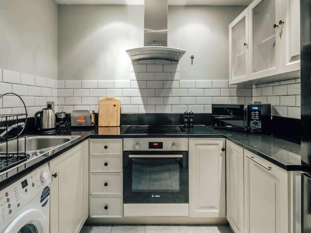 London, W14 0NS, United Kingdom | 2 bed apartment for rent #164930935 | Rentberry
