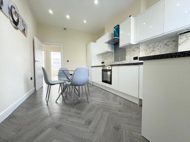 London W14, 2 bed flat to rent, £3,200 pcm | PrimeLocation