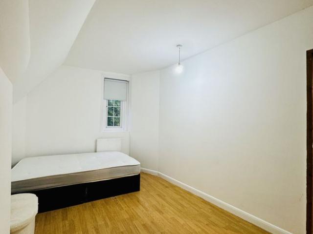 London W12, 1 bed flat to rent, £1,550 pcm | PrimeLocation