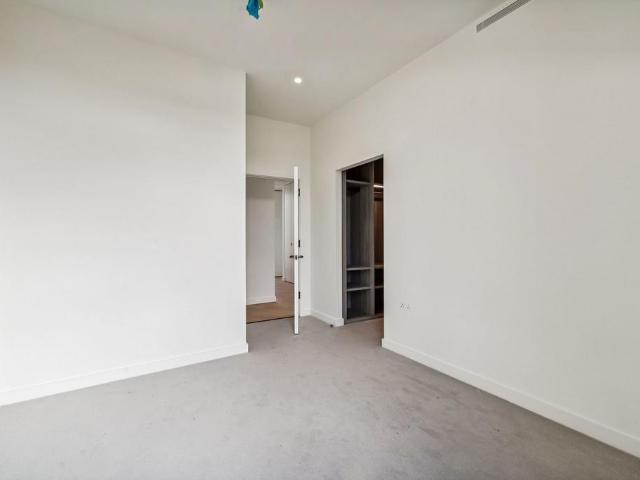 London W12 3 bed penthouse to rent £12,500 pcm £2,885 pw