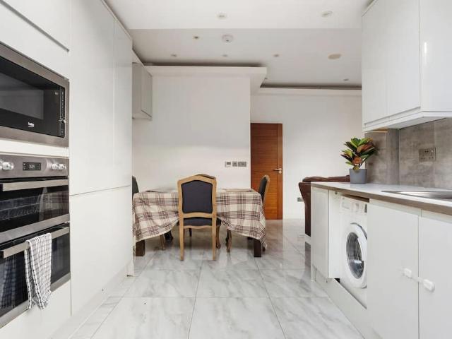 London, W12 7ES, United Kingdom | 5 bed house for rent #160313262 | Rentberry