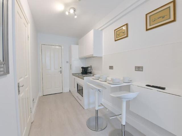 London, W12 8EE, United Kingdom | Studio apartment for rent #98286607 | Rentberry