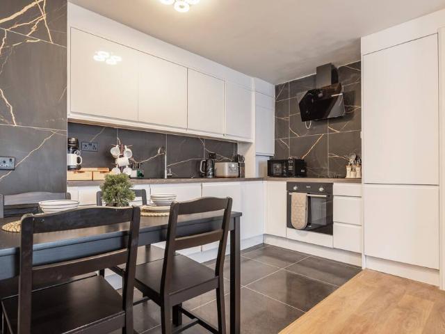 London, W12 8PP, United Kingdom | 4 bed apartment for rent #147398035 | Rentberry