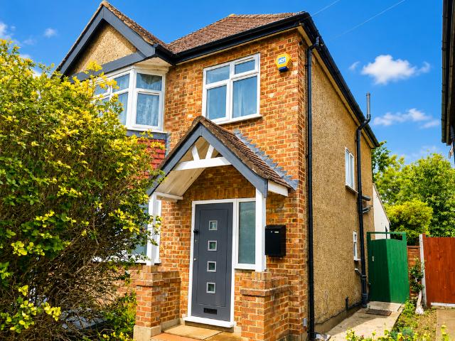 London W7 3 bed end of terrace house to rent £2,650 pcm £612 pw