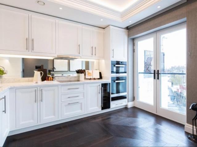 London W8 2 bed apartment to rent £12,068 pcm £2,785 pw