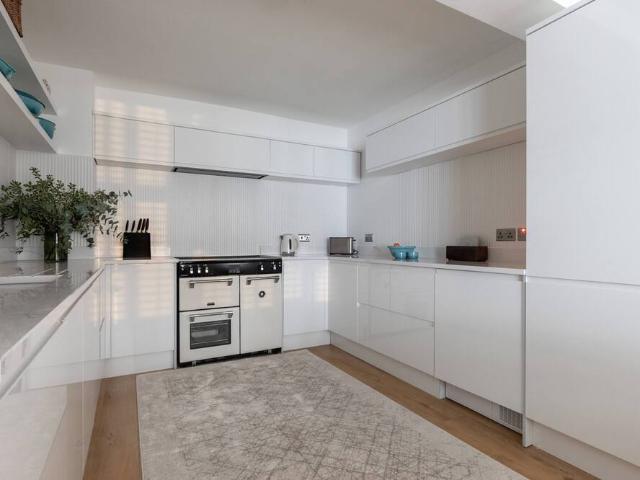 London, W8 5AJ, United Kingdom | 3 bed house for rent #168765175 | Rentberry