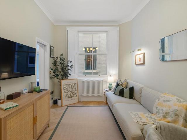 London W8 Studio to rent £3,250 pcm £750 pw