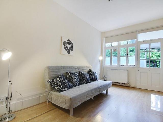 London W8 Studio to rent £1,550 pcm £358 pw