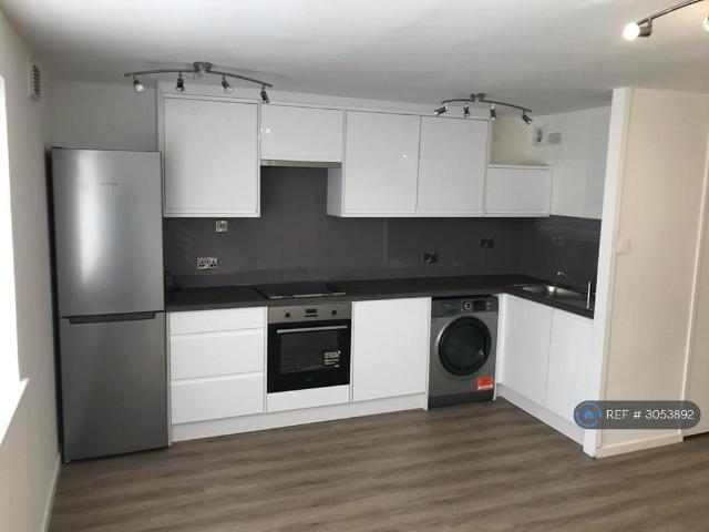 Long Meadow Road, Aylesbury, HP21 Studio to rent £950 pcm £219 pw