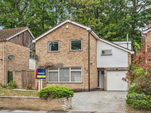 Long Mickle, Sandhurst, Berkshire, GU47 4 bed detached house to rent £2,500 pcm £577 pw