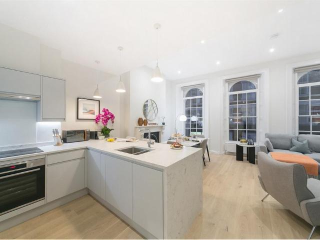 Long Acre, London, WC2E 1 bed apartment to rent £9,100 pcm £2,100 pw