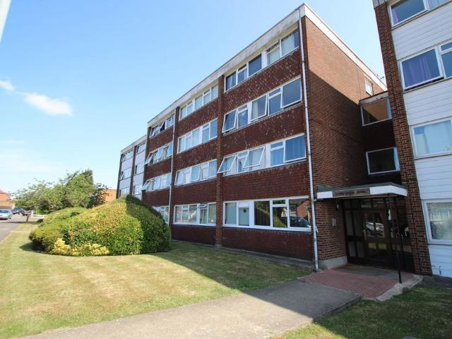 Long Green, Chigwell 2 bed apartment to rent £1,600 pcm £369 pw