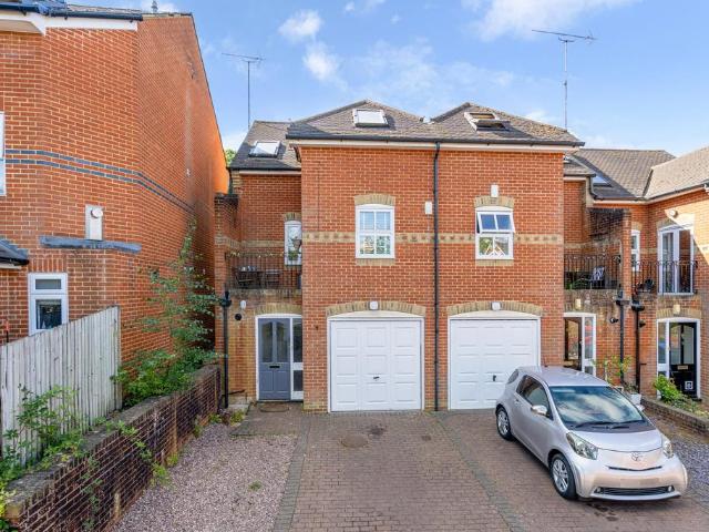 Long Hill Road, Ascot, Berkshire 3 bed end of terrace house to rent £1,850 pcm £427 pw