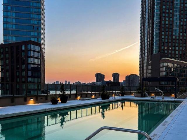 LONG ISLAND CITY NY 11109 LS105059950