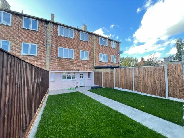 Long John, Hemel Hempstead HP3, 4 bed property to rent, £2,500 pcm | PrimeLocation
