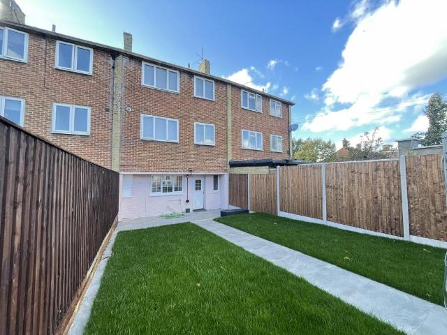 Long John, HEMEL HEMPSTEAD 4 bed house to rent £2,500 pcm £577 pw