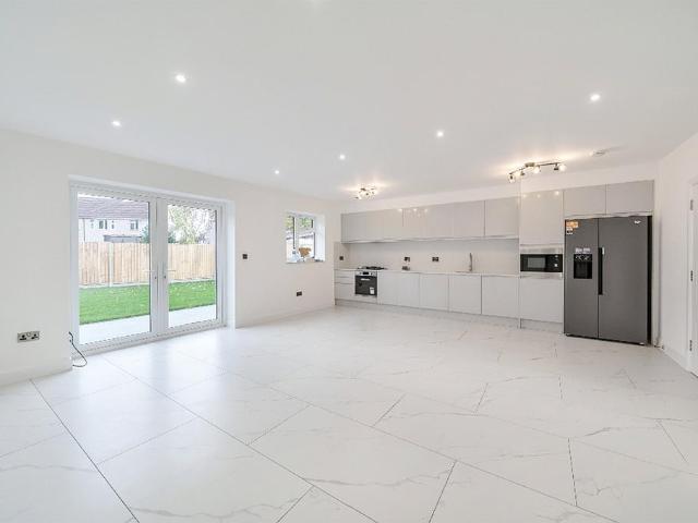 Long Lane, Croydon, CR0 3 bed apartment to rent £2,550 pcm £588 pw