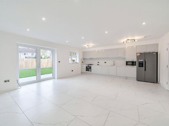 Long Lane, Croydon CR0, 3 bed flat to rent, £2,550 pcm | PrimeLocation