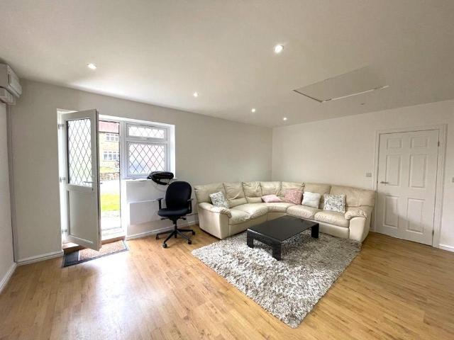 Long Lane, Hillingdon UB10 Studio to rent £1,300 pcm £300 pw