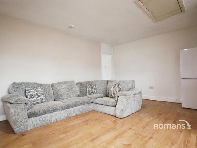 Long Lane, Hillingdon, Uxbridge UB10, 2 bed flat to rent, £1,500 pcm | PrimeLocation