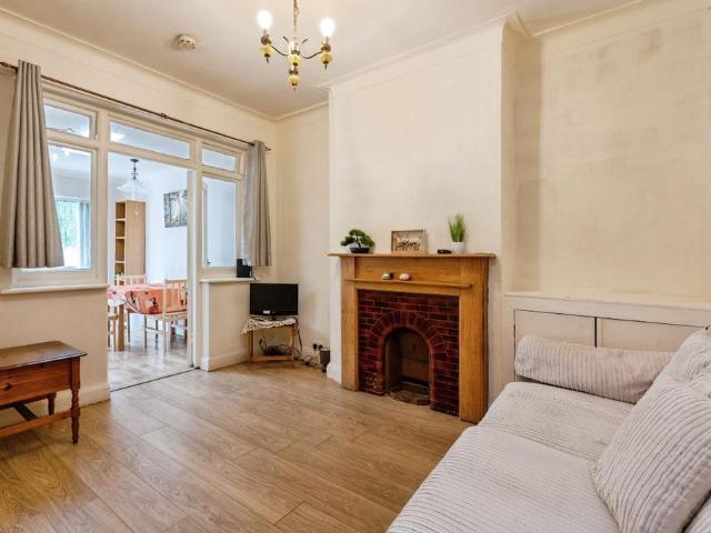 Long Lane, London 2 bed flat to rent £1,800 pcm £415 pw