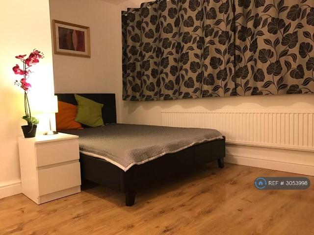 Long Lane, Staines Upon Thames, TW19 1 bed in a house share to rent £500 pcm £115 pw