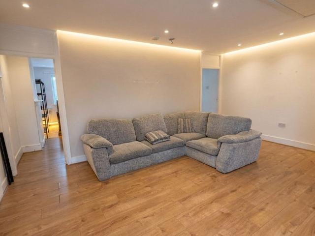 Long Lane, Uxbridge UB10, 2 bed flat to rent, £1,600 pcm | PrimeLocation