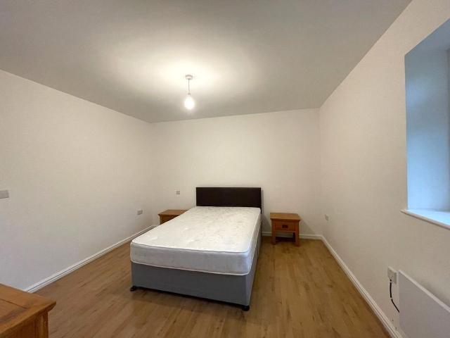 Long Lane, Uxbridge UB10, Studio to rent, £1,200 pcm | PrimeLocation
