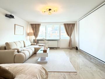 Long Rental I City I Cinema Screen I Balcony I WiFi