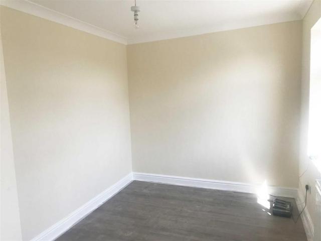 Long Riding, Basildon 1 bed in a house share to rent £800 pcm £185 pw