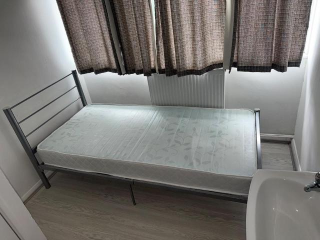Long Riding, Basildon SS14 1 bed in a house share to rent £700 pcm £162 pw
