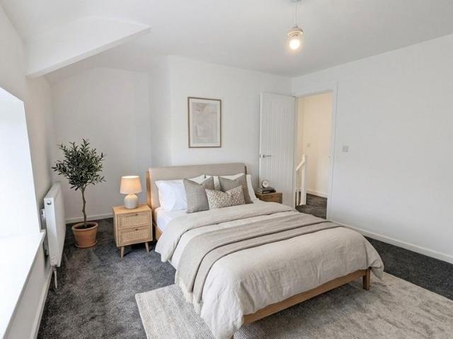 Long Row, Ferndale CF43 2 bed terraced house to rent £725 pcm £167 pw