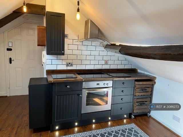 Long Street, Wotton Under Edge, GL12 Studio to rent £700 pcm £162 pw