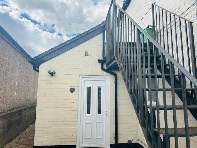 Long Street, Atherstone CV9, 2 bed flat to rent, £975 pcm | PrimeLocation