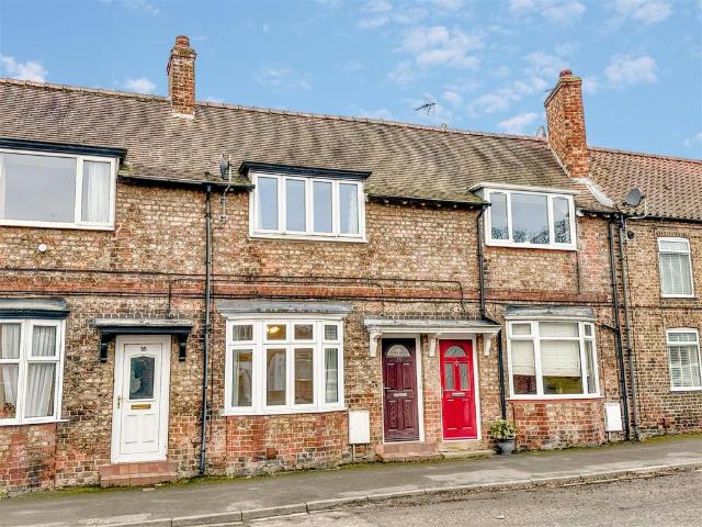 Long Street, Easingwold, YO61 3 2 bed terraced house to rent £1,100 pcm £254 pw