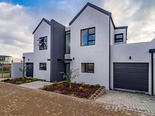 Long Term Rental: Modern Lock and Go Home in Mzuri Estate