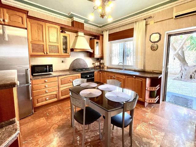 LONG TERM RENTAL. Spacious villa with 6 bedrooms for rent
