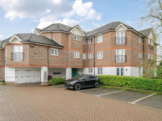 Longcrofte Road, Edgware HA8 2 bed flat to rent £2,500 pcm £577 pw