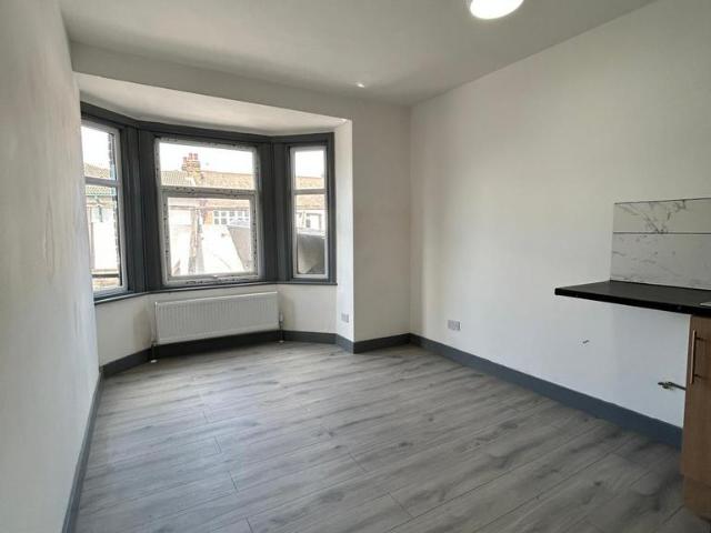 Longbridge Road, Barking IG11 2 bed terraced house to rent £2,000 pcm £462 pw