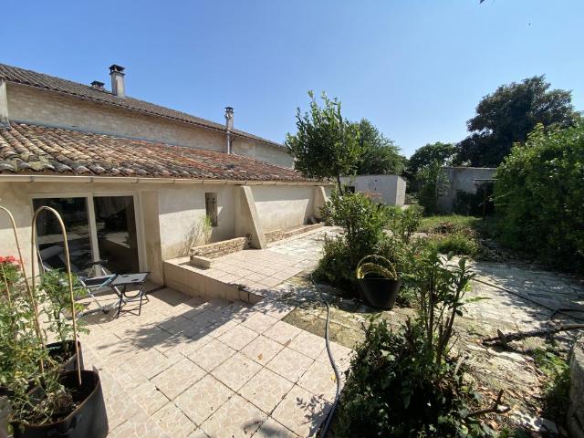 Longère avec dépendances, garages 300 m2, jardin, proche est