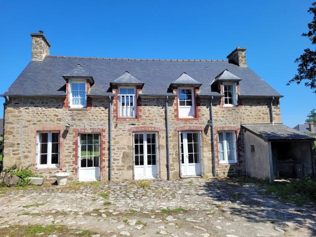 Longere A Dinard Avec Nombreuses Dependances 135m² Dinard