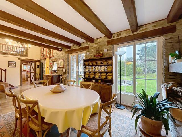 Maison de charme sans mitoyenneté, plein sud avec jardin arboré et garage