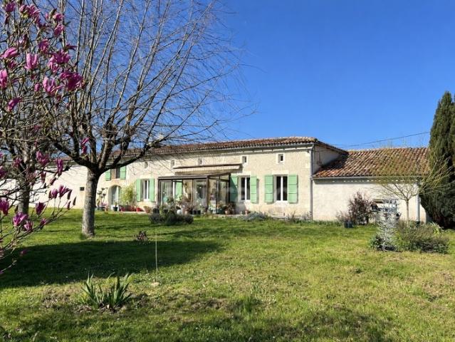 Longère charentaise de 131 m² avec dépendance et hangar Fort potentiel Vanzac 17