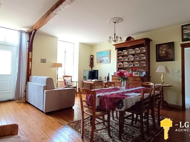 Longère charentaise divisée en deux logements 92m2 et 170 m2. 260m² Saint Genis de Saintonge