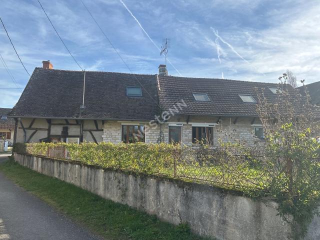 Longère de caractère à Saint Germain du Plain de 195 m² avec. 194m² Saint Germain du Plain